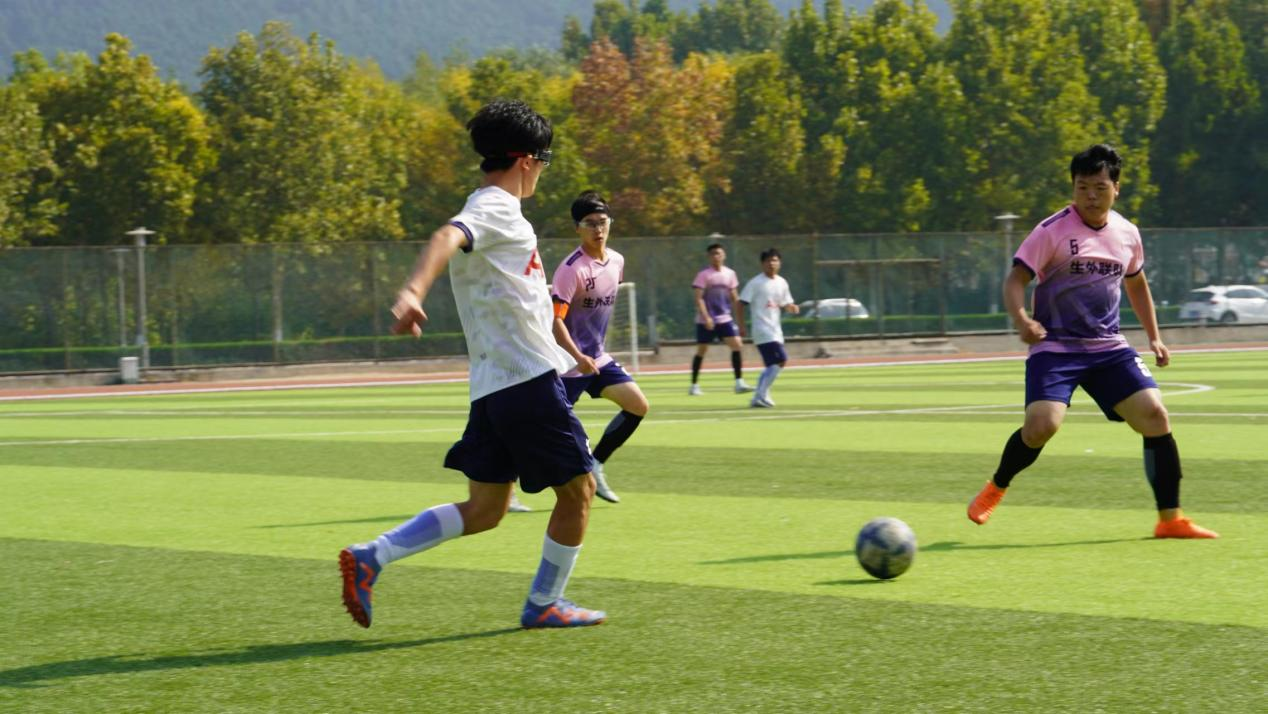 足球风云榜登场，中国队奋勇向前 
