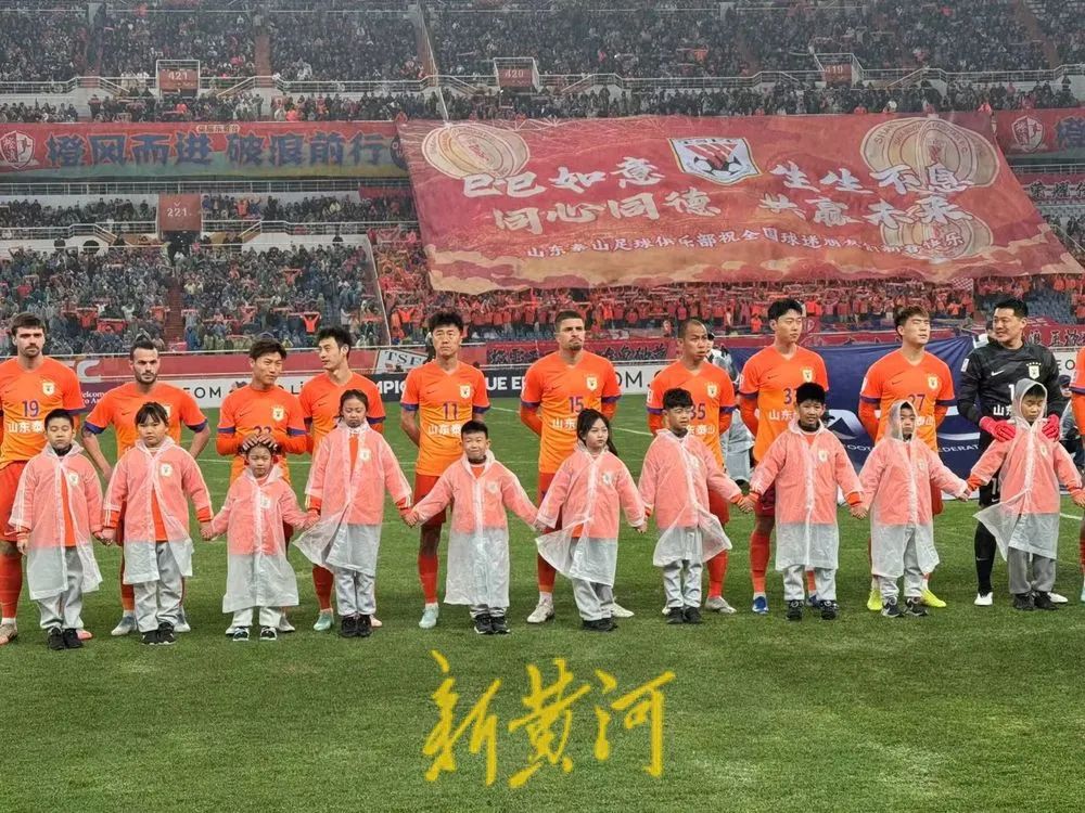 热情高涨！足球比赛赢得观众叫好！ 