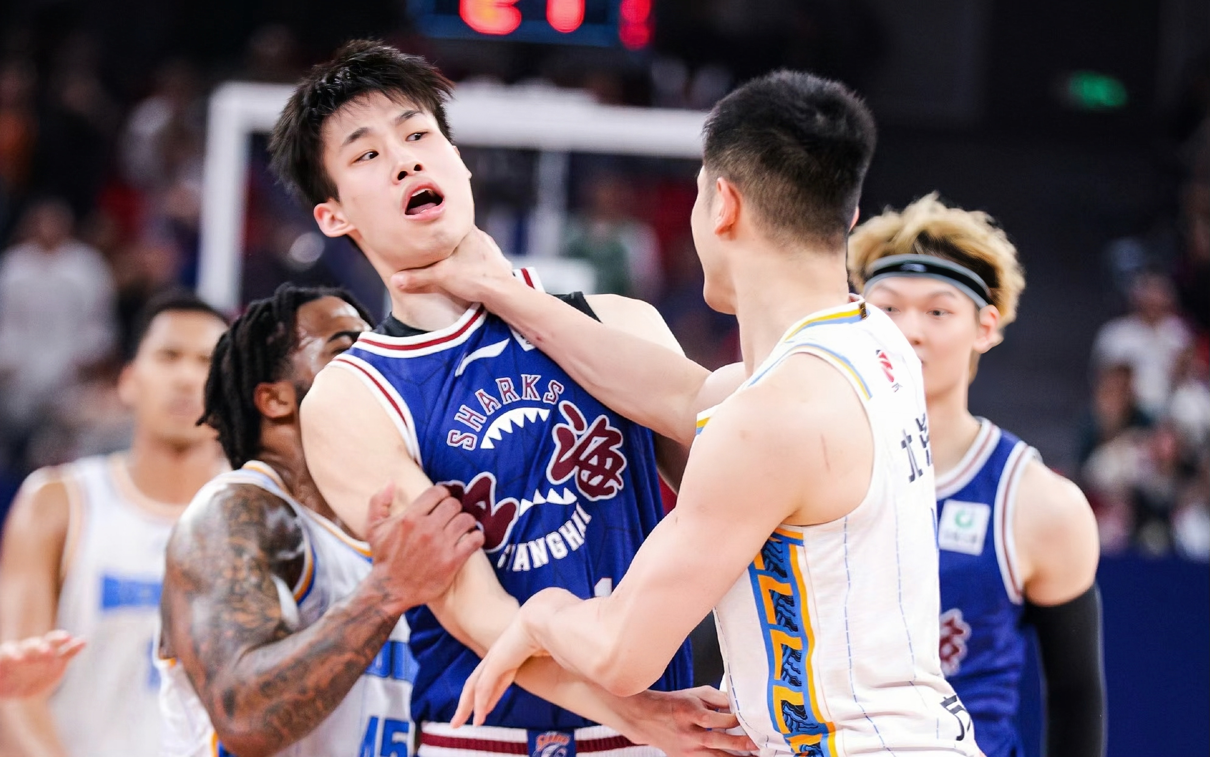 热门球队在国内男子篮球联赛中搏斗争胜 