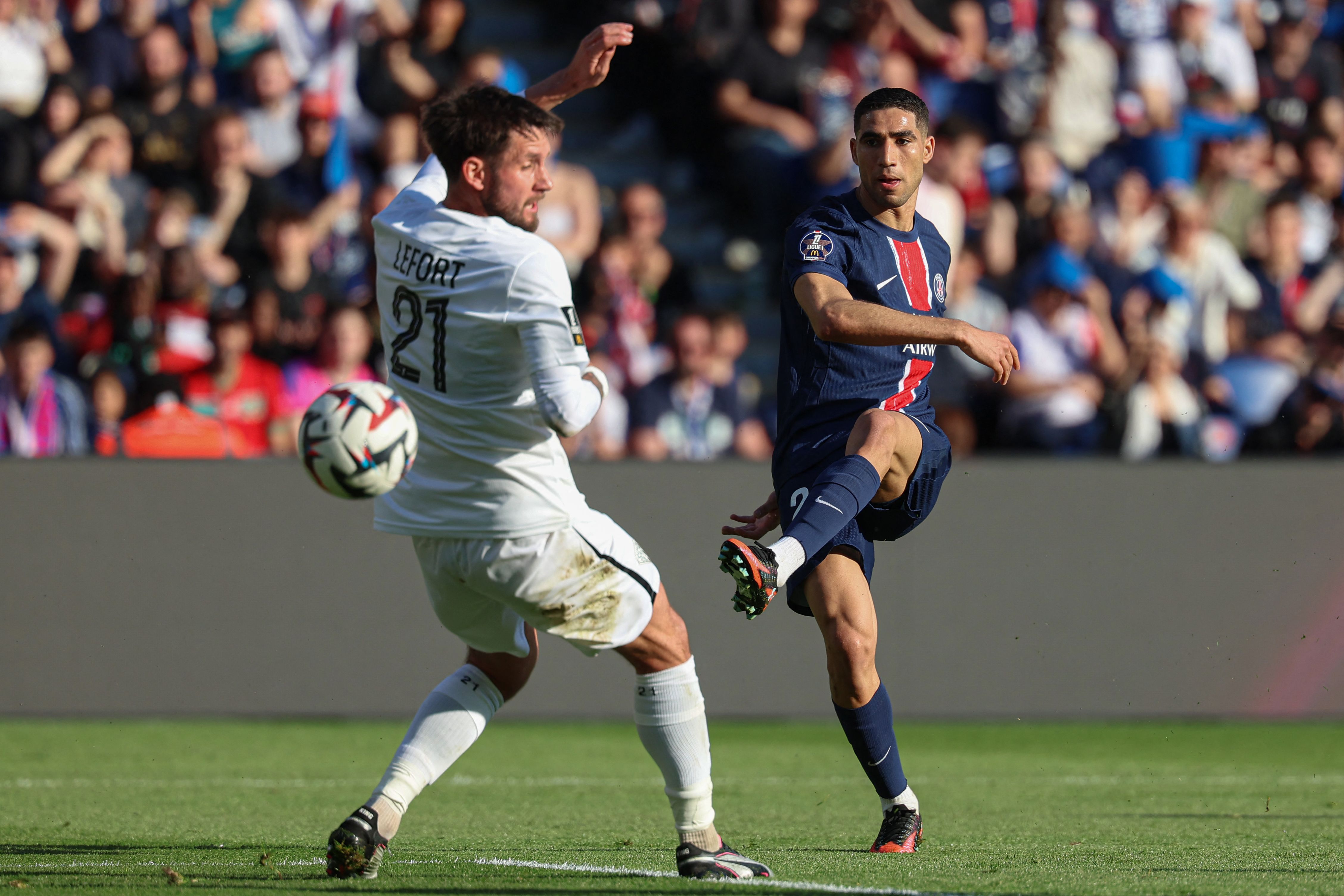 巴黎圣日耳曼豪取六连胜，领跑法甲联赛 