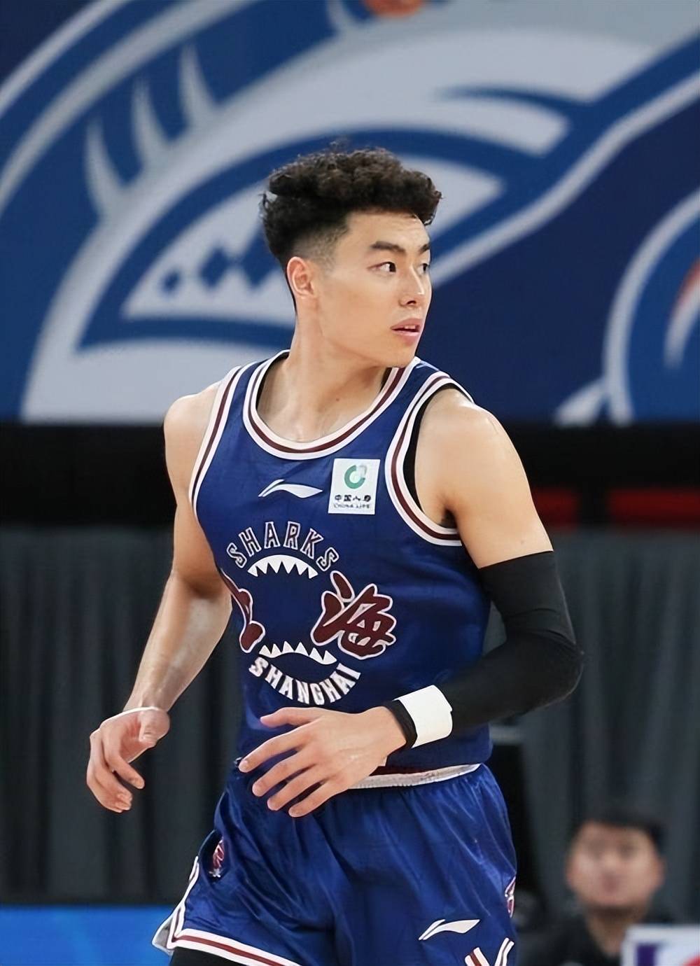 助教改变赛季战术，球队实力不断提升 