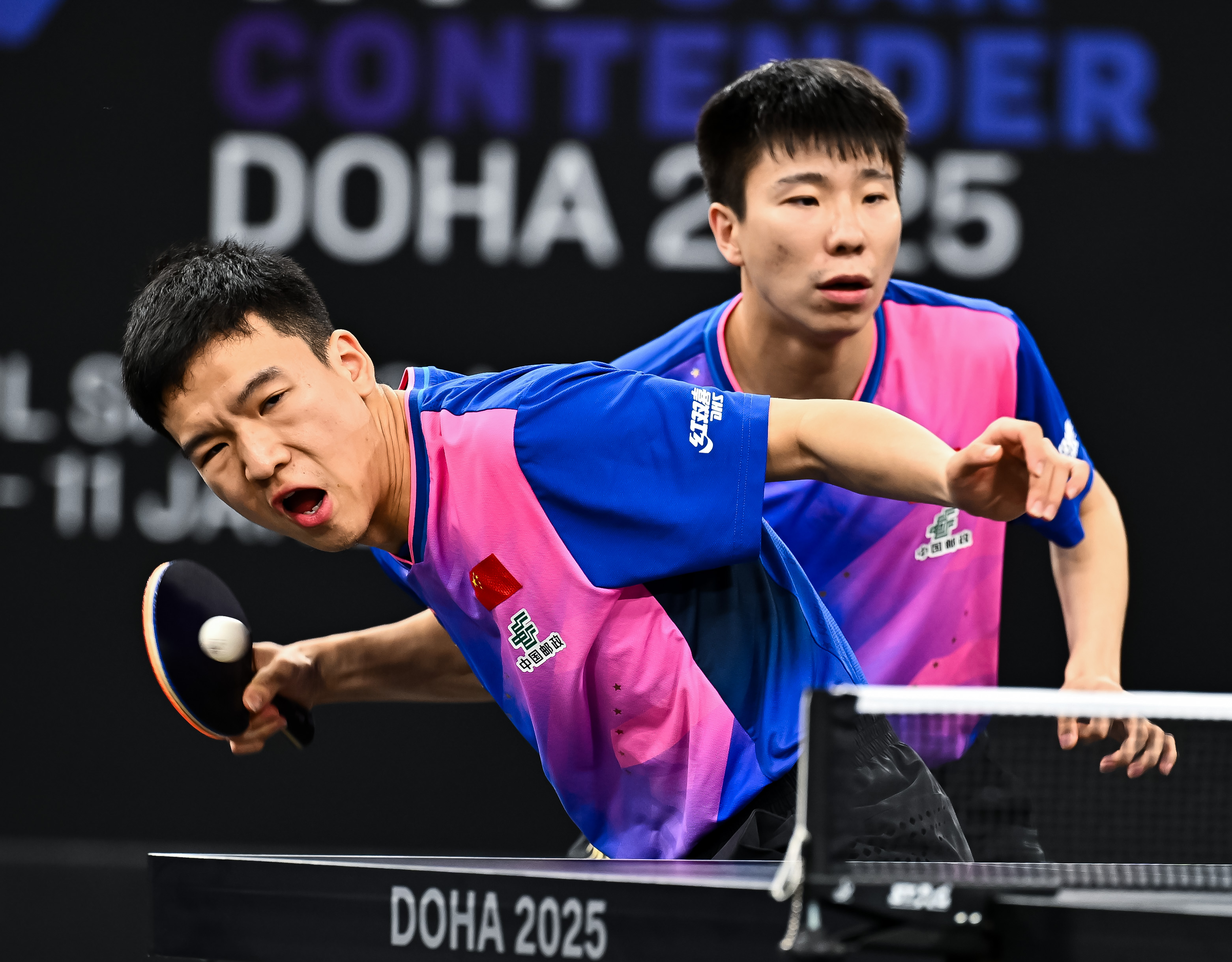 球员们团结一心，共同面对对手的挑战 