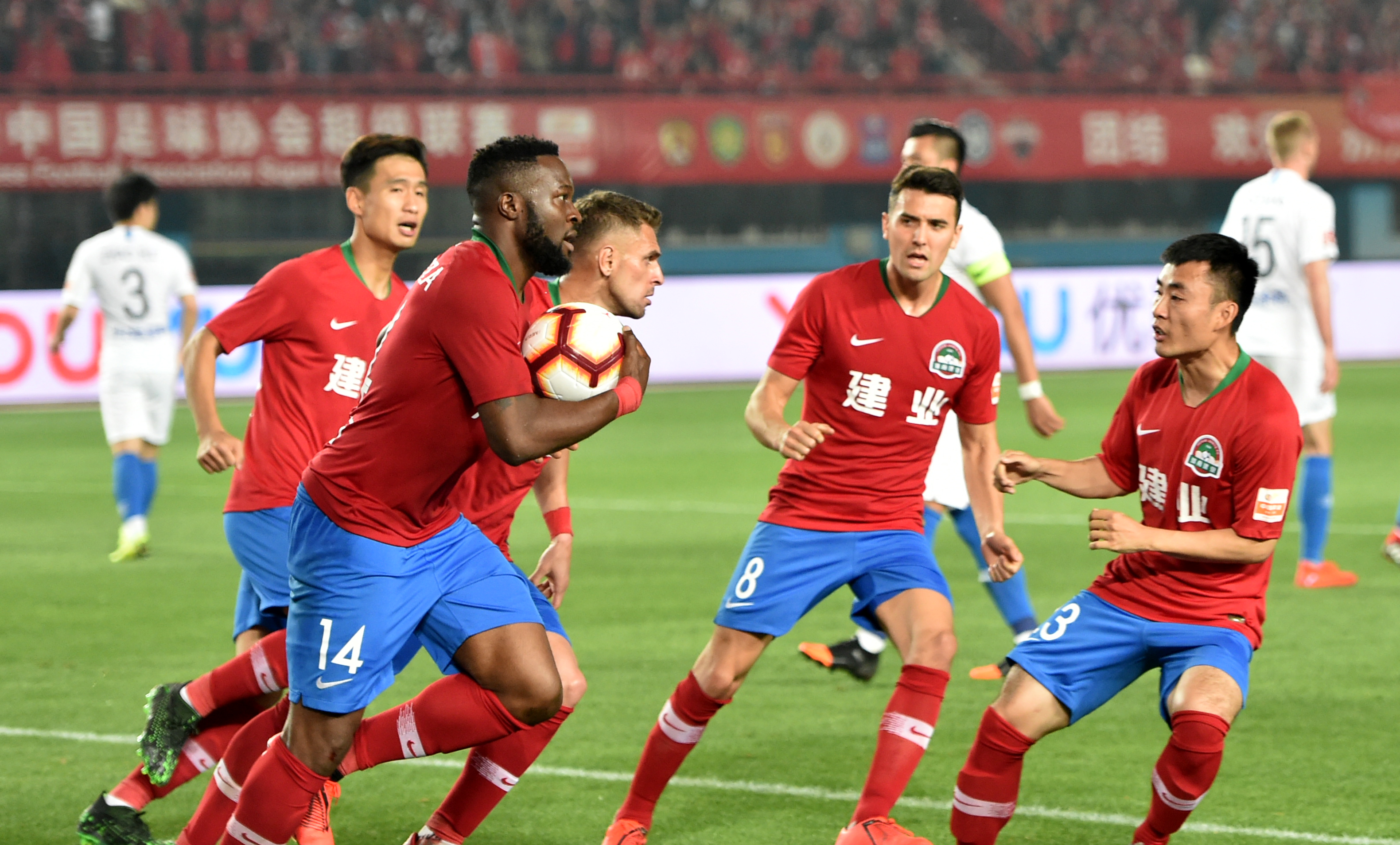 建业主场击败泰达，积分榜排名提升 