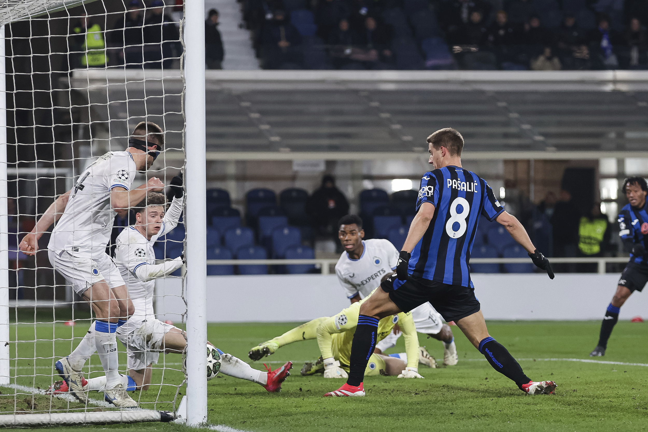 包含拼尽全力！欧洲杯预选赛赛场上摧枯拉朽的词条